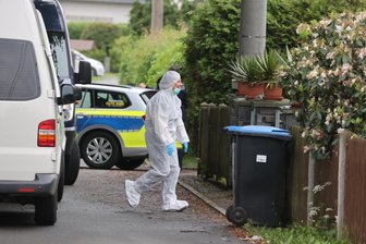 Axtmord in Tirpersdorf: Prozessauftakt im Frühjahr - Der Fall hatte überregional für Schlagzeilen gesorgt. Über Stunden lief die Sicherung der Spuren im Haus.