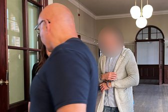 Axtmord von Lichtenstein: Gerichtsurteil im Fall eines vergewaltigten Fußballers - Der Lichtensteiner Fußballer auf dem Weg zur Urteilsverkündung. Er erschlug seinen Jugendtrainer, der ihn mit 15 vergewaltigt hatte.