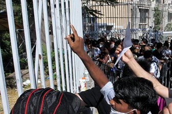 Ayslpolitik: Was macht Dänemark anders? - Migranten stehen vorm Zentralen Asyldienst in Athen, um Informationen über ihre Aufenthaltsgenehmigungen zu erhalten. Ein nicht unerheblicher Teil der Menschen, die in Deutschland Schutz suchen, hat zuvor bereits in einem anderen EU-Staat einen Asylantrag gestellt.