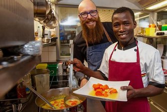 Azubi aus Gambia bekommt Preis für vogtländische Klöße - Best-Western-Küchenchef Thomas Gruner (links) mit seinem Auszubildenden Muhamed Drameh.