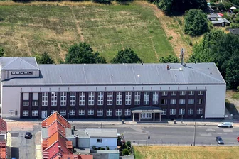 Azubimesse in Meerane: Warum trotz einer gelungenen Premiere im nächsten Jahr eine neue Location benötigt wird - Blick auf die Stadthalle in Meerane: Hier fand erstmals eine Azubimesse statt.