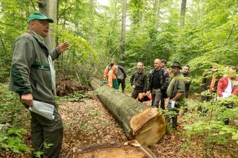 Azubis bekommen Extreme präsentiert - In seinem Hirschberger Revier zeigte Thomas Baader (l.) anschaulich, wie Mischbaumwälder erhalten und zugleich Wertholz im Zuge der erfolgreichen Bewirtschaftung des Waldes erzeugt werden kann. 