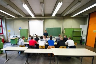 Azubis bekommen Nachhilfe - im Betrieb -