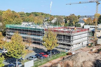 Azubis erhalten Mega-Sandkasten-Halle in Chemnitz - Der Rohbau des neuen Gebäudes für die Ausbildung im Straßen- und Tiefbau in Chemnitz steht. Im Inneren links im Gebäude werden die Lehrlinge dann auf einer riesigen Sandfläche üben können.