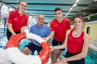 Azubis händeringend gesucht – und gefunden: Diese jungen Vogtländer sind der Schwimmmeister-Nachwuchs im Plauener Stadtbad - Alles im Griff haben Janina Otto, Ausbilder Michael Wolff, Carlos Krahmer und Ida Schenk (von links) im Bäderbetrieb. Wenn im Stadtbad jemand in Not gerät, muss es schnell gehen.