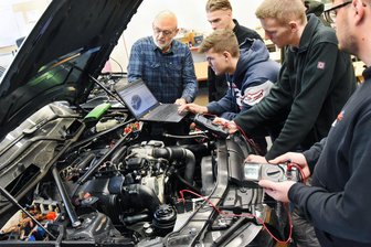 Azubis im Osten heiß begehrt: Jedem Dritten reicht eine einzige Bewerbung zum Wunschberuf - noch? - Kfz-Mechatroniker ist unter Sachsens Jugendlichen noch immer der beliebteste Ausbildungsberuf. Aktuell haben viele Bewerber in Sachsen noch die Qual der Wahl, bei welchem Betreib sie einen Beruf erlernen möchten.