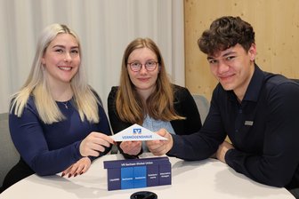 Azubis managen im Erzgebirge eigene Bankfiliale - Verenice Rehle, Nelly Kunz und Max Drummer (von links) managen derzeit die Volksbank-Filiale in Aue.