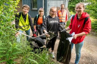Azubis verwandeln weggeworfenen Müll in kleine Kunstwerke -