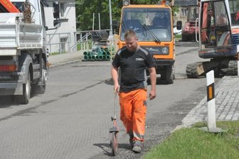 B 101-Ausbau vor Abschluss - Der Chemnitzer Verkehrsbau war am Freitag mit der Sanierung der Randstreifen beschäftigt. Vorarbeiter Thomas Ulbricht beim Ausmessen.