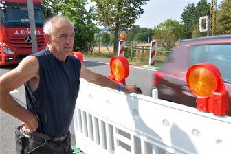 B-101-Bau bei Großschirma: Anwohner an Umleitungsstrecken genervt - Die B-101-Umleitung führt an seinem Grundstück vorbei: Peter Neßmann ist Anwohner in Teichhäuser, einem Stadtteil von Großschirma. Er sagt: „Der Verkehr ist eine Katastrophe.“ Und er fügt hinzu: „Am schlimmsten sind die Motorradfahrer. Voriges Jahr ist mein Zaun zerstört worden, und ich habe bis heute kein Geld dafür bekommen.“