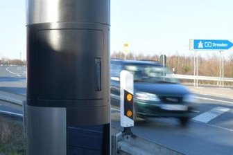 B 101: Blitzer entschärft Gefahrenstelle - Ein festinstallierter Blitzer steht seit Ende 2019 an der Bundesstraße 101 in höhe der Autobahnabfahrt Siebenlehn in Richtung Dresden.