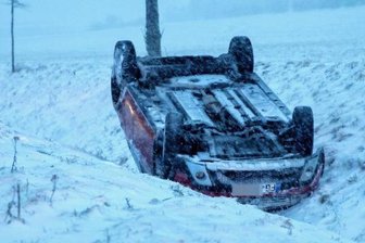 B 101: Frau übersteht Überschlag - Eine 18-Jährige wurde bei dem Überschlag auf der B 101 am Samstag verletzt.