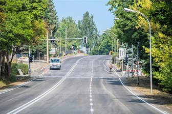 B 101: Für wenige Wochen freie Fahrt von Aue bis Schwarzenberg - Die neue Fahrbahn der Bundesstraße 101 von Lauter aus gesehen Richtung Aue. Auf dem insgesamt 3,5 Kilometer langen Abschnitt war seit Mai gebaut worden.