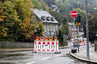 B 101 im Erzgebirge nun an vier Stellen voll gesperrt: Hier gibt es die neusten Behinderungen - Die B 101 ist seit Wochenbeginn nahe der Schlösselbrücke in Annaberg-Buchholz voll gesperrt. Zuletzt griff dort nur eine halbseitige Sperrung, Fahrzeuge aus Richtung Aue kamen noch durch. Doch das ist nun Geschichte.