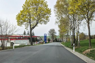 B 101 im Erzgebirge: Zustand von saniertem Abschnitt wirft Fragen auf - Die B 101 in der Nähe des Ortseingangs von Schlettau aus Richtung Annaberg-Buchholz. Der erst im vergangenen Jahr erneuerte Fahrbahnbelag wirkt an einigen Stellen bereits wieder arg angegriffen.