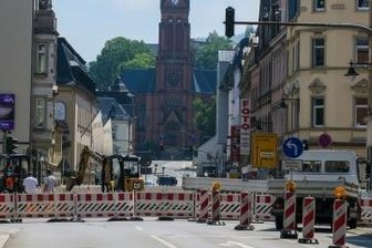 B 101 in Aue dicht - Stau bis auf den Brünlasberg - Seit Montag gesperrt: die B101 in Aue. Für gut zwei Wochen läuft der Verkehr nun auf Umwegen.