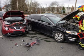 B 101 in Freiberg: Crash am Südkreuz - ein Kind verletzt - Ein Ford und ein Nissan sind am Samstag bei einem Verkehrsunfall am Südkreuz in Freiberg kollidiert.