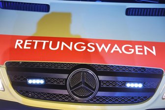 B 101 in Freiberg: Polizei und Rettungsdienst im Einsatz - Ein Einsatz von Polizei und Rettungsdienst kam es am Donnerstagabend an der B 101 in Freiberg.