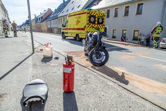 B 101 in Scheibenberg: Biker prallt auf Pkw -