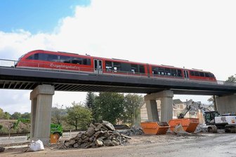 B 101 in Schwarzenberg: Ab 15. November Vollsperrung - Die neue Eisenbahnbrücke in Schwarzenberg wird schon befahren. Der Kreisverkehr unter dem Viadukt ist noch Baustelle.Foto: Carsten Wagner/Archiv 