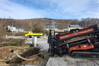 B 101 in Schwarzenberg: Wegen Bauarbeiten bleibt Teilstück eine Woche länger Einbahnstraße - Beim Ausbau der Breitband-Infrastruktur in Schwarzenberg kommen an mehreren Stellen – hier an der Bundesstraße 101 gegenüber der Zufahrt zum Rathaus – Felsbohranlagen zum Einsatz.