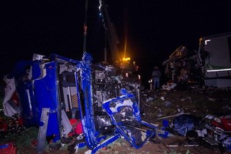 B 101 nach Lkw-Unfall wieder frei - Zwei Schwerverletzte, 250.000 Euro Schaden - 