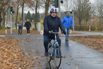 B 101: Neue Ampel für Radfahrer - In Höhe der Grenzstraße gibt es jetzt eine Ampel für Fußgänger und Radfahrer über die B 101. 
