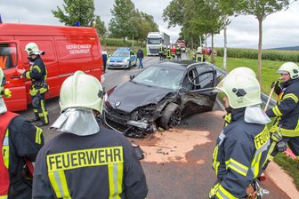 B 101: Renault prallt auf Laster - 