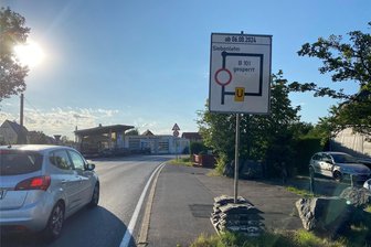 B 101-Sperrung bei Großschirma: Busse fahren anders – und nicht nur das - Ein Reichenbacher hatte sich gewundert, dass das Info-Schild zur Sperrung schon jetzt auf der B 101 steht, hier am Ortseingang Großschirma in Richtung Siebenlehn. Doch man muss genau hinschauen: Ganz oben steht: ab 6. August.