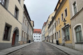 B 101-Sperrung: So kommt man trotzdem durch Freiberg - Aktuell führt die Umleitung über die Nonnengasse zum Freiberger Obermarkt.