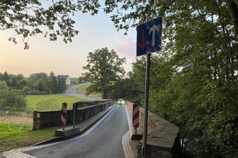 B-101-Umleitung: Altväterbrücke wieder von Autos befahrbar - Über die Altväterbrücke bei Halsbrücke rollten am Donnerstagabend wieder Autos, Motorräder und Mopeds.