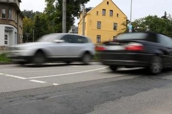 B 101: Umleitung in Neuwelt - Solche Schadstellen gibt es viele auf der B 101 in Neuwelt. Nun wird die Fahrbahn ausgebessert.