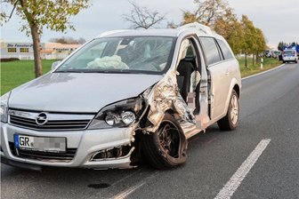 B 101: Unfallserie im Stadtgebiet Großschirma - Ein schwerer Verkehrsunfall ereignete sich am Freitag gegen 14.15 Uhr auf der B 101 kurz nach dem Ortsausgangsschild Großschirma. Der Opelfahrer und sein Beifahrer wurden verletzt in eine Klinik gebracht.