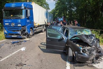 B 101: VW kracht frontal in Laster -