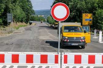 B 101: Weiter Umweg für Kraftfahrer - Kein Durchkommen: Die B 101 ist oberhalb des Abzweigs des Autobahnzubringers zwischen Aue und Lauter voll gesperrt.