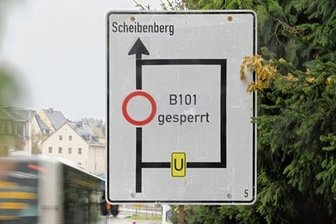 B 101 zwischen Schlettau und Scheibenberg bleibt zunächst bis zum Winter gesperrt - Die Hinweisschilder - hier in Schlettau - standen am Mittwochnachmittag schon, aber der Verkehr auf der B 101 nach Scheibenberg rollte noch. Am Donnerstag sollen die Bauarbeiten starten. Dann ist die Bundesstraße zunächst bis zum Winter voll gesperrt. 