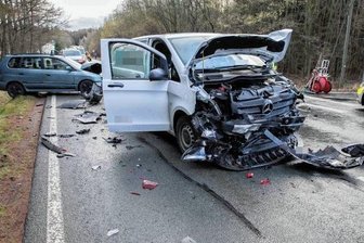 B 101 - Bei dem Unfall sind ersten Informationen zufolge vier Personen verletzt worden.
