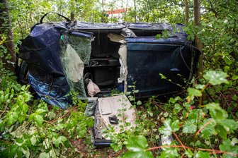 B 107: Autofahrer stürzt Böschung hinab -