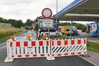 B 107 in Rochlitz: Baustelle wandert bald weiter - Sanierung der B 107 in Rochlitz: Am Donnerstag wurde auf dem Bauabschnitt von der Aral-Tankstelle in Richtung Weiditz der Asphalteinbau vorbereitet.