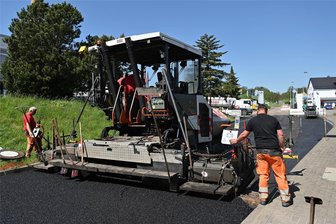 B 107 in Rochlitz: Baustelle wandert weiter - Straßenbauer der Strabag AG asphaltierten am Donnerstag ein weiteres Teilstück der B 107 in Rochlitz.