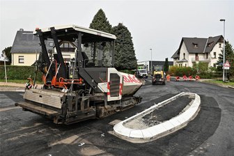 B 107 in Rochlitz: Wann welches Stück gebaut wird - Die Fahrbahnerneuerung der B 107 in Rochlitz läuft: Am Dienstag stand der Fertiger für den Einbau der Binderschicht bereit, für den Einbau dieser Asphaltschicht am Mittwoch.