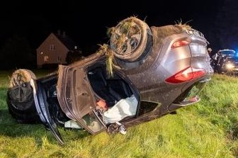 B 169: Auto überschlägt sich - Das Auto blieb auf einer Wiese neben der B 169 auf dem Dach liegen. 