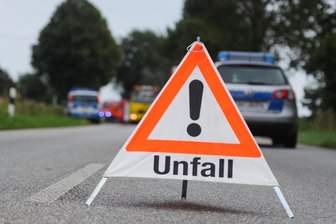 B 169 bei Neuensalz: Audi nach Unfall nicht mehr fahrbereit - Hoher Sachschaden entstand bei einem Unfall in Neuensalz.