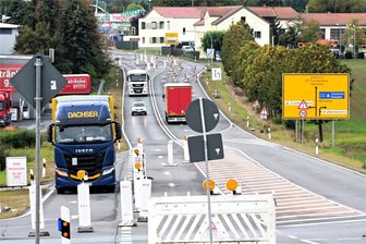 B 169: Freigabe in Hainichen, neue Sperrung in Döbeln - Die Sperrscheiben sind weggeräumt, die Ausschilderung der Umleitung aber noch nicht. Die B 169 wurde in einzelnen Abschnitten zwischen Hainichen und Ortsausgang Arnsdorf drei Wochen unter Vollsperrung saniert. Das Gewerbegebiet Hainichen war dennoch erreichbar.