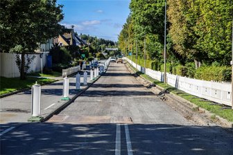 B 169 im Erzgebirge für neun Tage dicht: Jetzt steht Termin für Vollsperrung - Blick auf die Bundesstraße 169 in Bad Schlema: In wenigen Tagen ist die Straße wegen Bauarbeiten für neun Tage vollgesperrt.