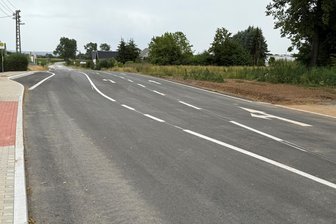 B 169 in Frankenberg: Zum Bahnhof geht es jetzt auch linksrum - Neue Linksabbiegespur Zum Bahnhof, sanierte Gehwege und barrierefreie Bushaltestelle.