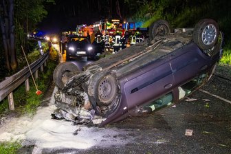 B 169: Renault überschlägt sich zwischen Aue und Lößnitz - Ein schwerer Verkehrsunfall hat sich am Sonntagabend auf der B169 ereignet.