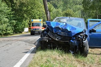 B 171: Dacia prallt gegen Baum -