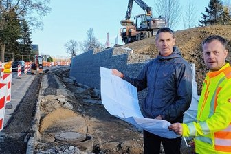 B 171: Was die Clausnitzer sich vom neuen Radweg wünschen - Bürgermeister Michael Funke (links) und Bauleiter Nico Liebscher an der Baustelle in Clausnitz. 