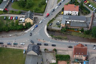 B 173/180: Hirschbrücke in Oberlungwitz soll zum Kreisverkehr werden - An der Hirsch-Kreuzung in Oberlungwitz treffen die Bundesstraßen 173 und 180 aufeinander. Für Autofahrer ist es ein Nadelöhr.